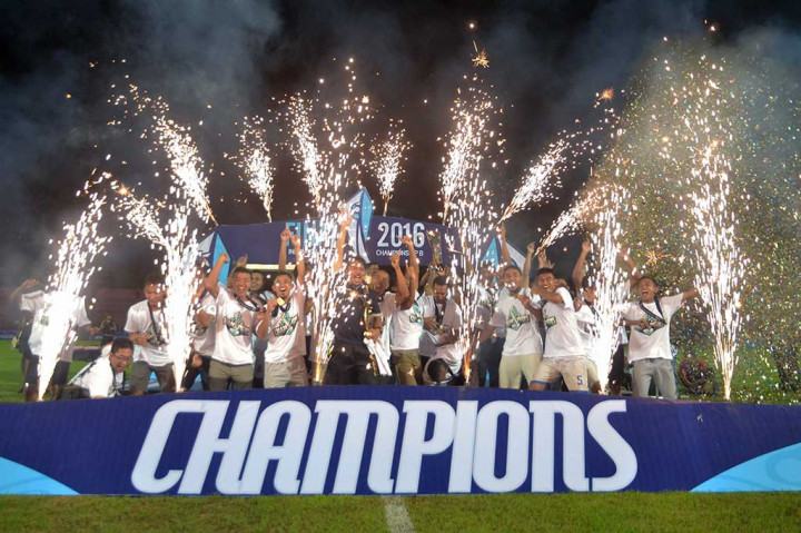 Pesepak bola PSCS Cilacap meluapkan kegembiraan mereka usai memastikan diri menjadi juara Indonesia Soccer Championship B (ISC B) 2016.
