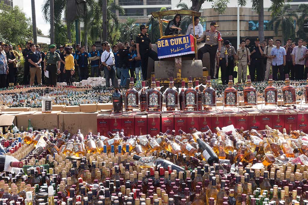 Menkeu Sri Mulyani bersama Kepala BNN Komjen Budi Waseso (kedua kanan), Dirjen Pajak Heru Pambudi (kiri), dan Kapolda Metro Jaya Irjen M. Iriawan menaiki alat berat saat memulai pemusnahan barang tanpa cukai yang sah di halaman kantor pusat DJBC, Jakarta.