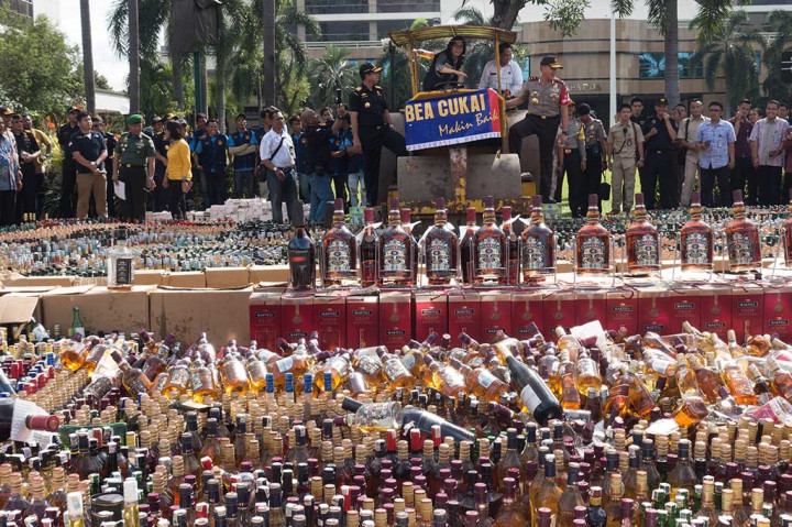 Menkeu Sri Mulyani bersama Kepala BNN Komjen Budi Waseso (kedua kanan), Dirjen Pajak Heru Pambudi (kiri), dan Kapolda Metro Jaya Irjen M. Iriawan menaiki alat berat saat memulai pemusnahan barang tanpa cukai yang sah di halaman kantor pusat DJBC, Jakarta.