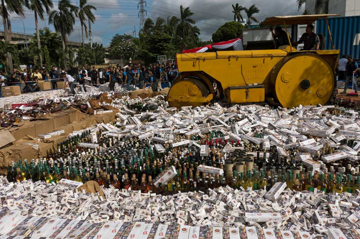Petugas melakukan pemusnahan barang tanpa cukai yang sah di halaman kantor pusat DJBC, Jakarta.