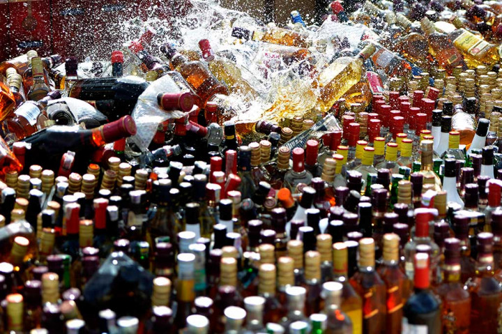 Sejumlah botol miras dipecahkan dalam pemusnahan barang tanpa cukai yang sah di halaman kantor pusat DJBC, Jakarta.