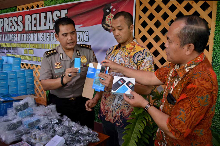 Dalam pengungkapan kasus tersebut, polisi menetapkan lima tersangka masing-masing AS pemilik toko di Semarang, WW pemilik toko di Grobogan, serta D dan E warga Semarang bersama RU warga Kudus yang berperan sebagai pemasok ponsel rekondisi tersebut.