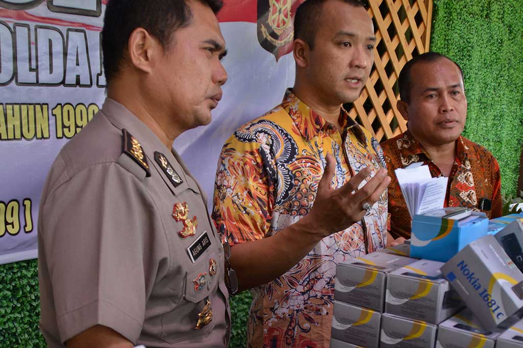 Mereka dijerat dengan Undang-undang Nomor 8 Tahun 1999 tentang Perlindungan Konsumen dan Undang-undang Nomor 36 Tahun 1999 tentang Telekomunikasi.