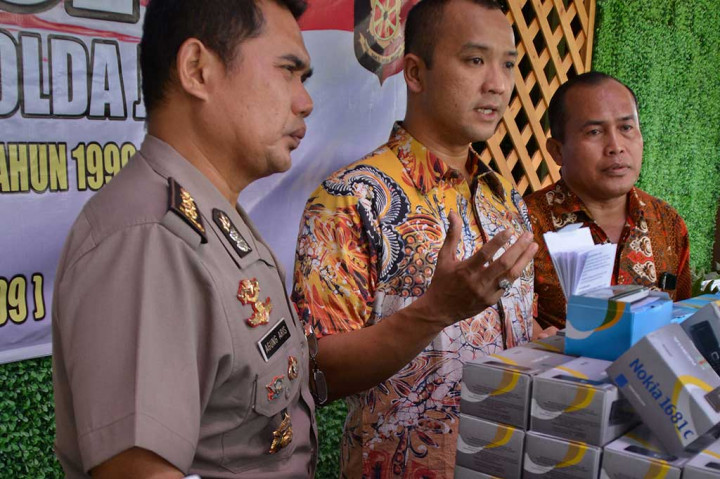 Mereka dijerat dengan Undang-undang Nomor 8 Tahun 1999 tentang Perlindungan Konsumen dan Undang-undang Nomor 36 Tahun 1999 tentang Telekomunikasi.