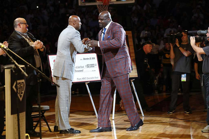 Legenda NBA Shaquille O'Neal menghadiri acara penghormatan memensiunkan jersey milinya di American Airlines Arena di Miami, Florida.