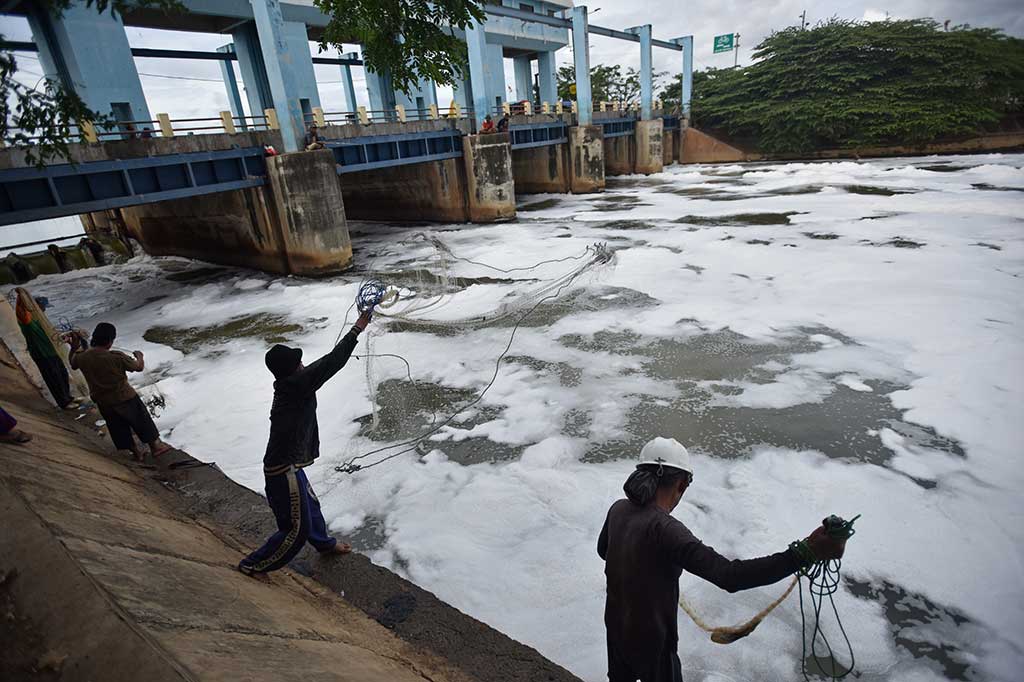 Limbah Busa Penuhi Kanal Banjir Timur