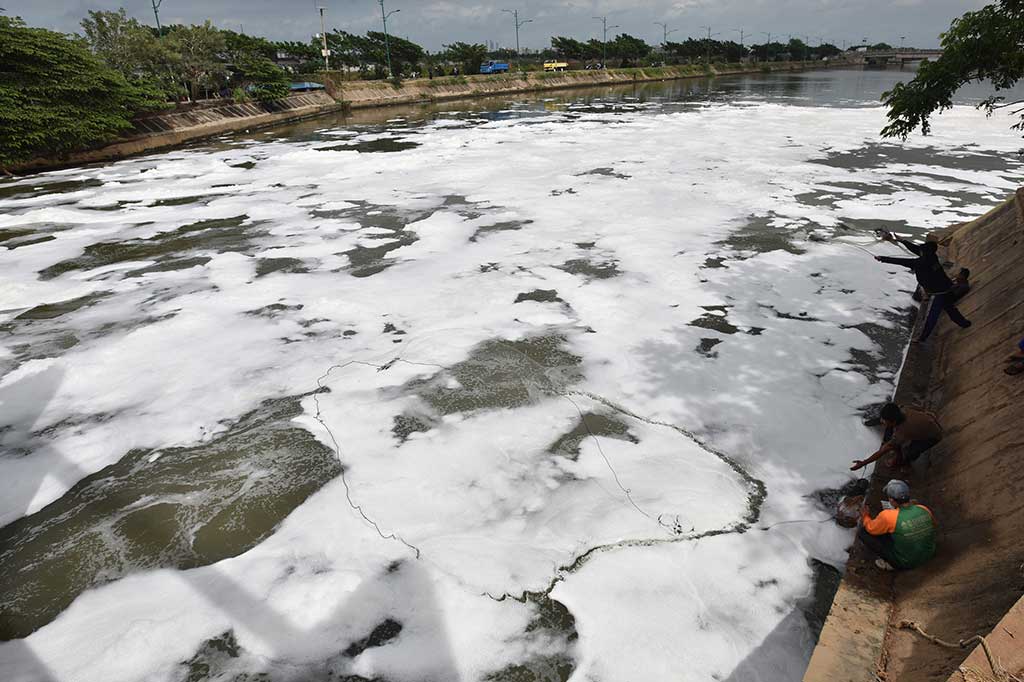 Limbah Busa Penuhi Kanal Banjir Timur