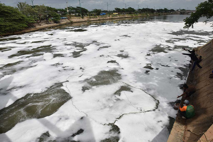 Limbah Busa Penuhi Kanal Banjir Timur