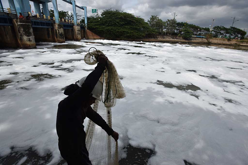 Limbah Busa Penuhi Kanal Banjir Timur