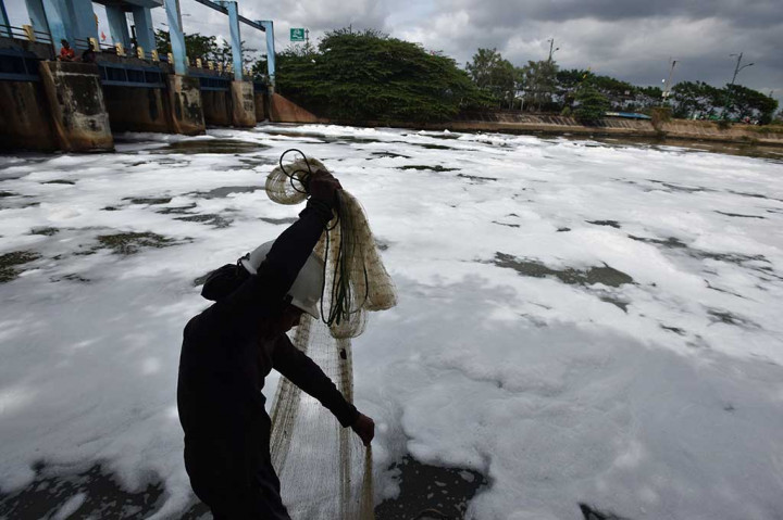 Limbah Busa Penuhi Kanal Banjir Timur