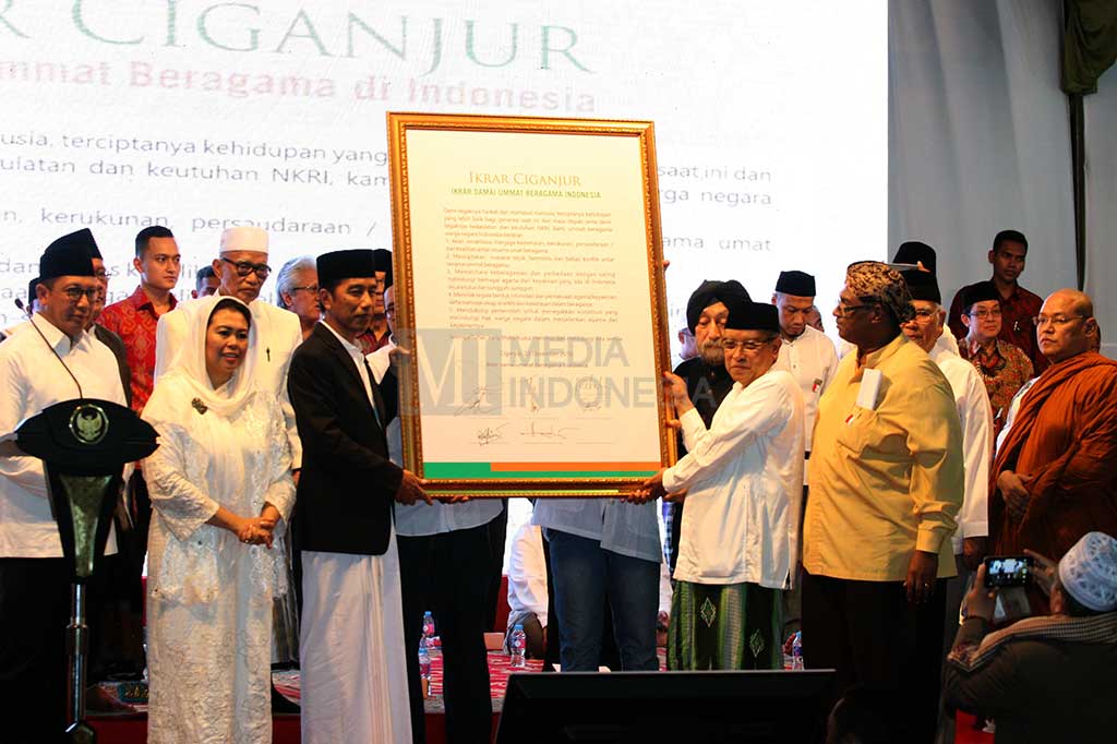Presiden Joko Widodo bersama putri presiden ke-4 Abdurrahman Wahid atau Gus Dur, Yenny Wahid, Ketua PBNU Said Aqil Siradj, Menteri Agama Lukman Hakim Saifuddin dan perwakilan para tokoh agama menunjukkan Ikrar Damai Umat Beragama Indonesia (Ikrar Ciganjur) usai penandatanganan oleh perwakilan pemuka agama.