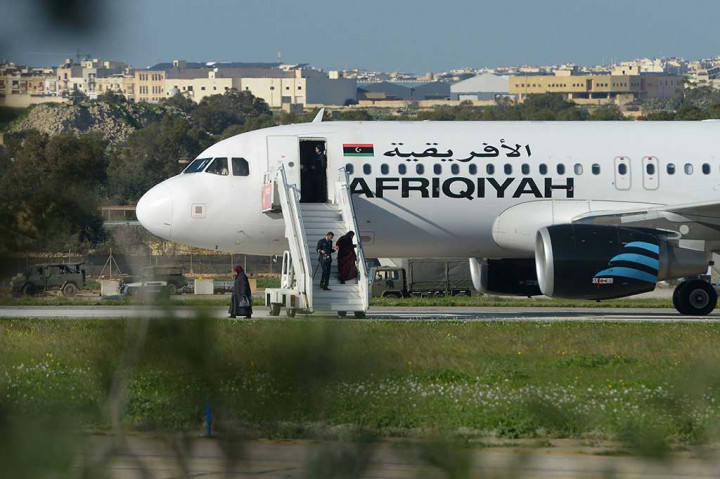 Pembajak mengaku memiliki granat tangan. Semua penerbangan ke Bandara Internasional Malta segera dialihkan dan tim darurat termasuk negosiator segera dikirim ke bandara.