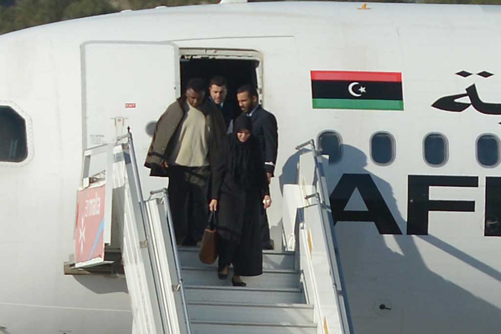 Pembajak kemudian melepaskan semua penumpang dan kru pesawat, sebelum menyerahkan diri.