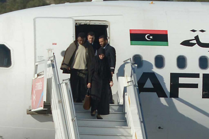 Pembajak kemudian melepaskan semua penumpang dan kru pesawat, sebelum menyerahkan diri.