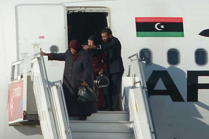 Para penumpang dipandu kru turun dari pesawat.