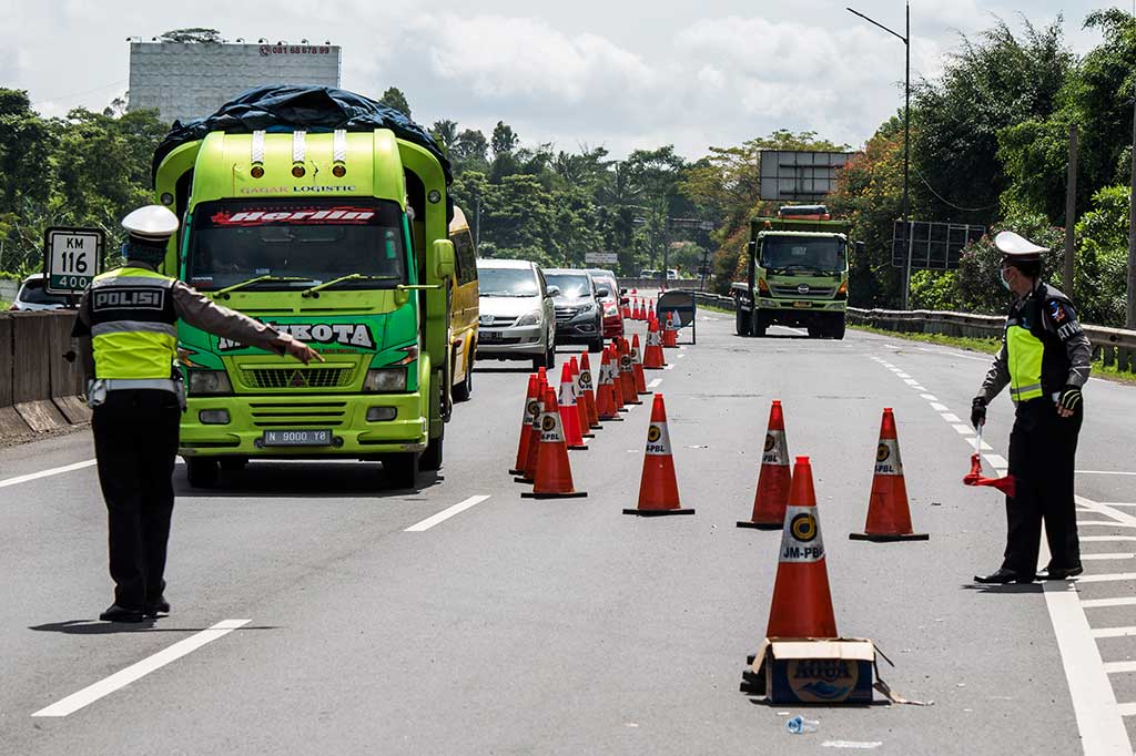 Untuk kendaraan dari arah Bandung menuju Jakarta dialihkan melalui Gerbang Tol Padalarang atau Gerbang Tol Cikamuning. Kemudian melintasi jalan arteri Bandung-Purwakarta, masuk ke jalan tol kembali melalui Gerbang Tol Ciganea atau Gerbang Tol Sadang.