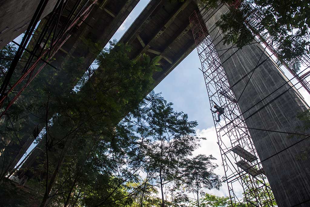 Pekerja Perbaiki Jembatan Cisomang