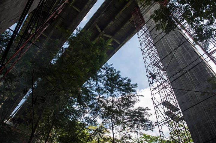 Pekerja Perbaiki Jembatan Cisomang