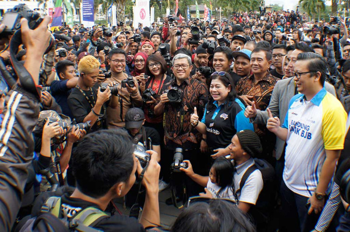 Gubernur Jabar Ahmad Heryawan (tengah) bersama para fotografer saat membuka acara 'Bandung Lautan Photographer' (BLP) 2016 di halaman Gedung Sate Bandung, Jawa Barat, Sabtu.