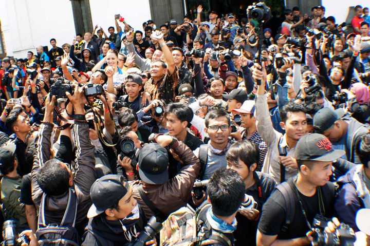 Fotografer berkumpul pada pembukaaan acara 'Bandung Lautan Photographer (BLP) 2016'.