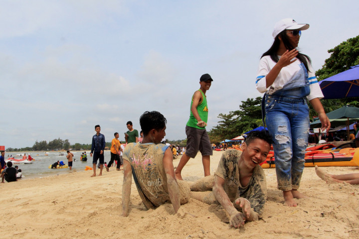 Serunya Liburan Natal di Pantai Tirta Samudra