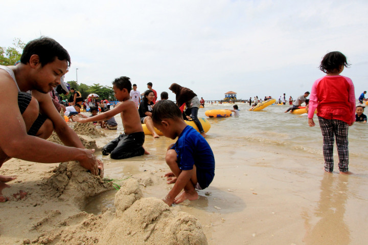 Serunya Liburan Natal di Pantai Tirta Samudra