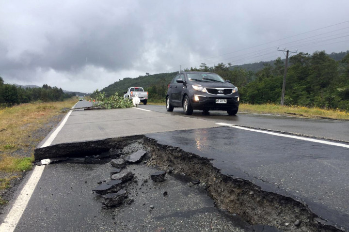 Badan Survei Geologi AS menyatakan gempa berpusat 40 kilometer sebelah barat daya Puerto Quellon di pantai selatan Chile.