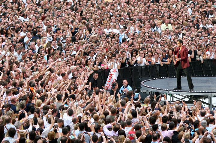 Penyanyi Inggris George Michael meninggal dunia pada usia 53 tahun di Goring, Oxfordshire, Inggris.