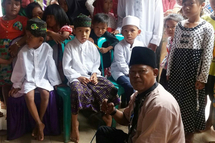 Peserta antre ikut sunatan massal.