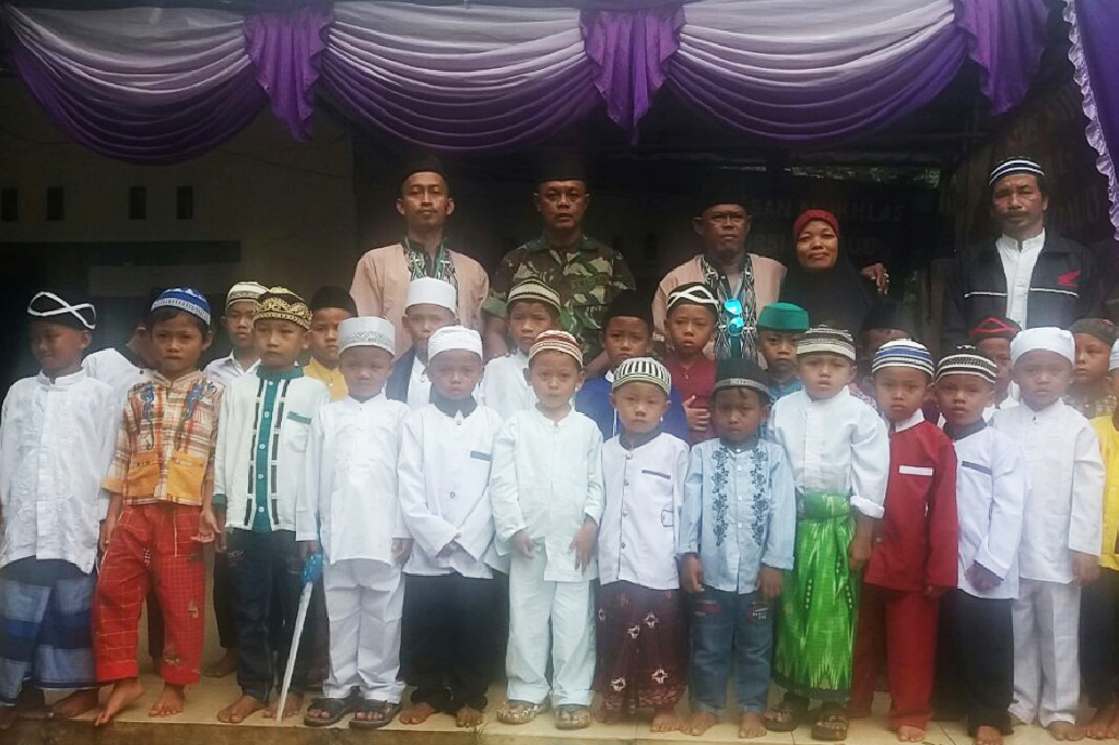 Peserta berfoto bersama peserta sunatan massal.