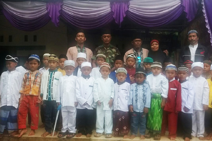 Peserta berfoto bersama peserta sunatan massal.