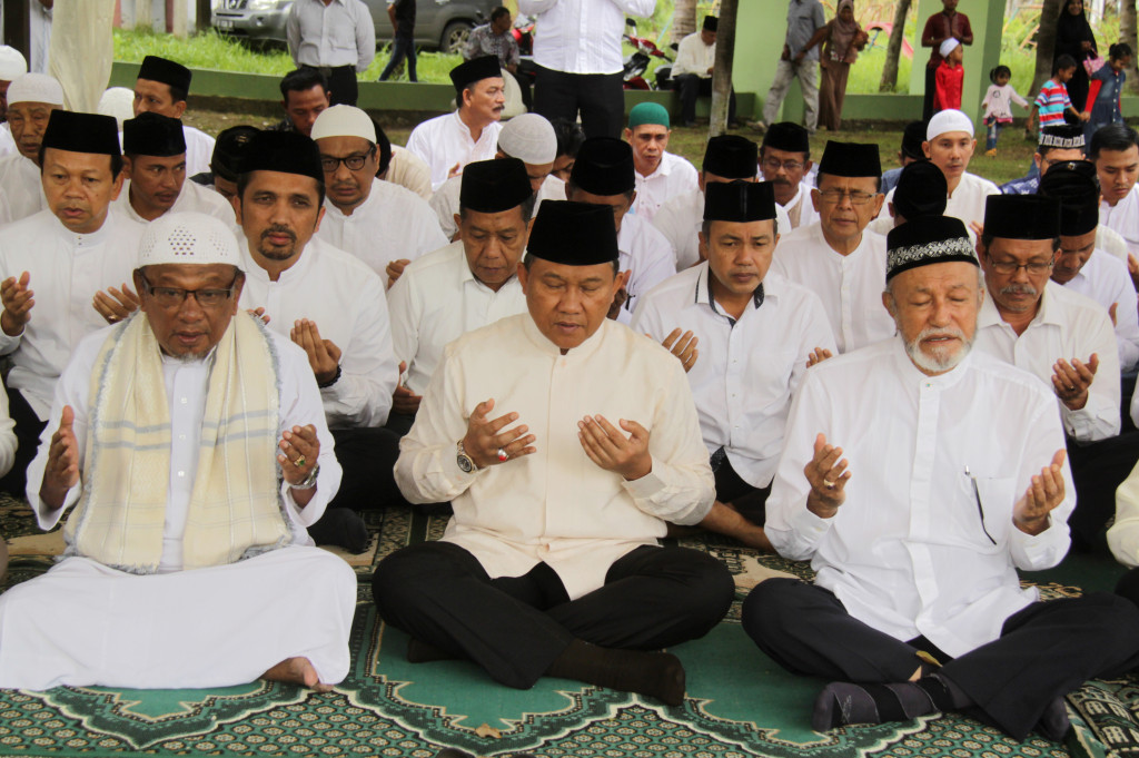 Plt Gubernur Aceh, Soedarmo (tengah) bersama Wali Nanggroe Aceh, Malik Mahmud (kanan) dan pejabat muspida Aceh, berdoa saat ziarah di kuburan massal korban tsunami Aceh di Desa Ulee Lheue, Banda Aceh.