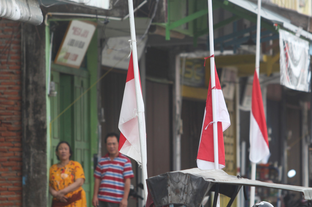Bendera Merah Putih berkibar setengah tiang di Desa Pasar Aceh, Kecamatan Johan Pahlawan, Aceh Barat.