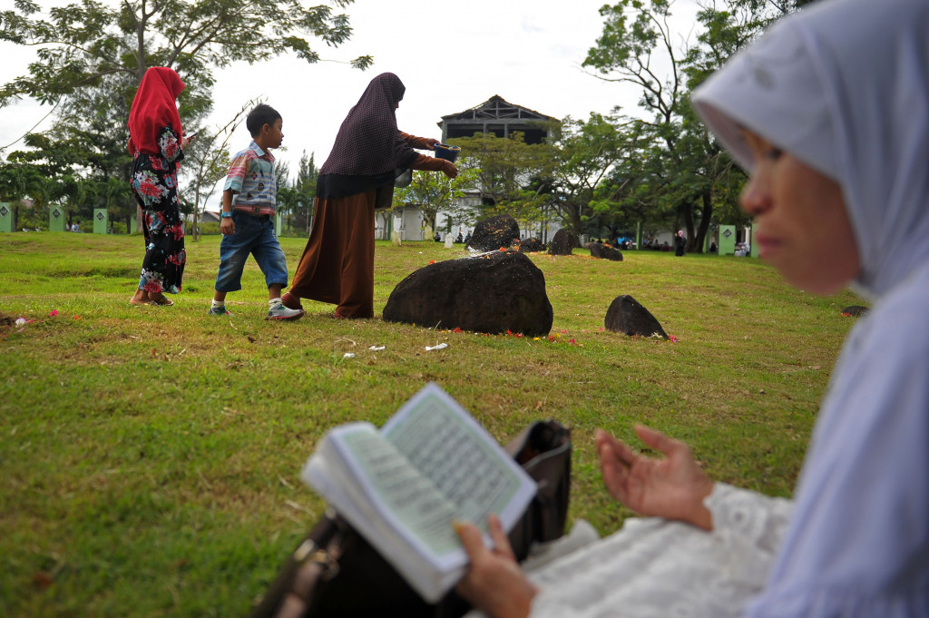 Setiap tanggal 26 Desember, pemerintah dan warga Aceh juga mengenang musibah dasyat itu dengan menggelar doa bersama dan ziarah ke pemakaman massal.