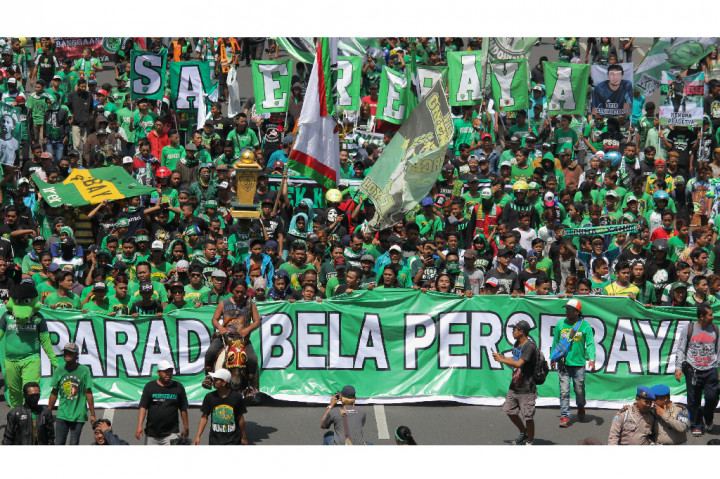 Ribuan suporter Persebaya mengikuti Parade Bela Persebaya.