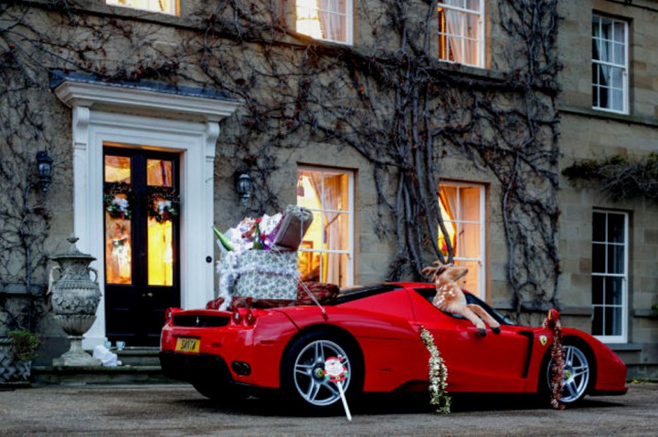 Ferrari Enzo milik Santa Klaus sedang parkir. Foto ini adalah cuplikan iklan edisi Natal dari majalah supercardriver yang terbit di Eropa.