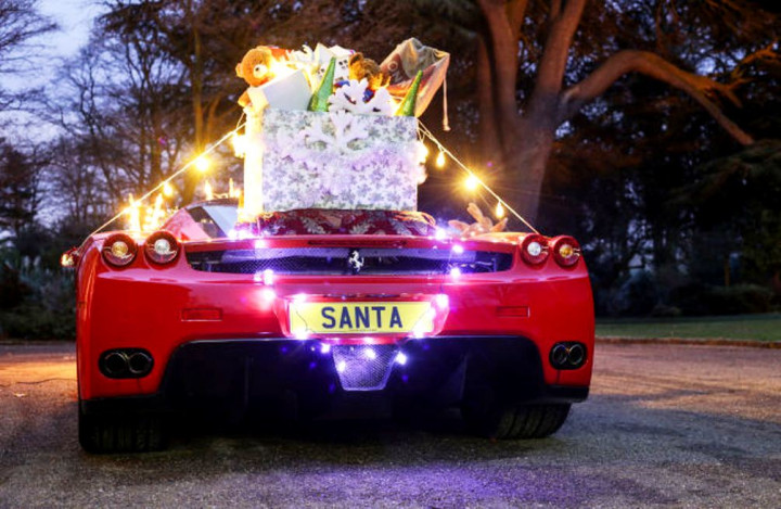 Ruang bagasi Ferrari Enzo jauh lebih sempit dibanding kereta luncur. Maka tumpukan hadiah terpaksa diikat di kap mesin.