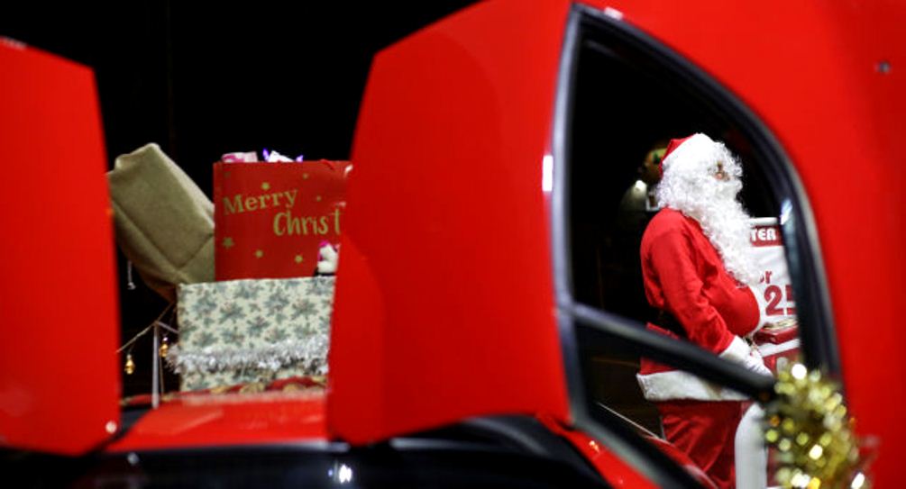Mungkin karena warnanya yang merah menggambarkan keceriaan Natal, sportcar seharga USD 3,5 juta (Rp 47,2 milyar) ini jadi pilihan Santa Klaus.