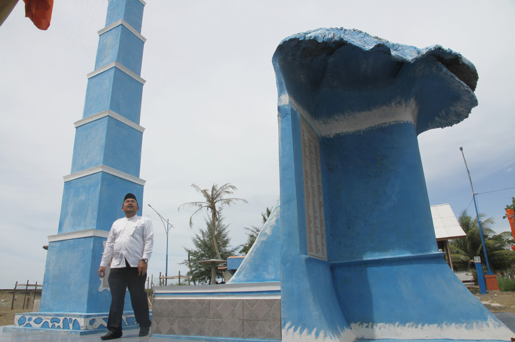 Plt Bupati Aceh Barat Rachmat Fitri HD melihat tugu tsunami setelah peresmian di Desa Gampong Pasir Lhok Aron, Kecamatan Johan Pahlawan, Aceh Barat, Aceh.