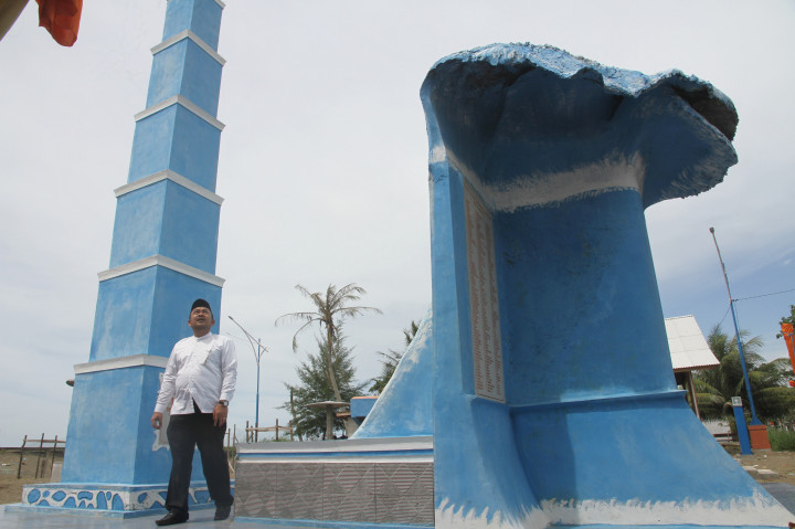 Plt Bupati Aceh Barat Rachmat Fitri HD melihat tugu tsunami setelah peresmian di Desa Gampong Pasir Lhok Aron, Kecamatan Johan Pahlawan, Aceh Barat, Aceh.