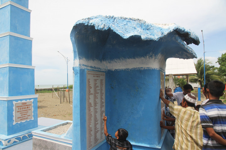 603 nama korban tsunami tertera di monumen bersejarah tersebut. Gampong Pasir merupakan daerah terparah yang terkena tsunami.