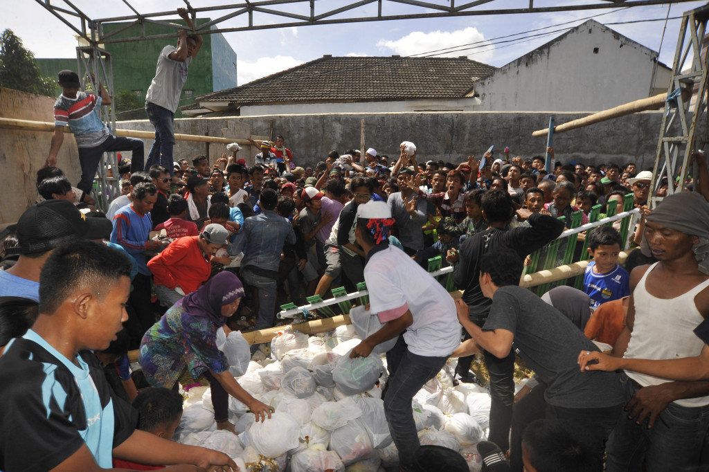 Sejumlah warga mengantre pembagian sedekah saat acara tradisi Panjang Mulud di Tanggul, Serang, Banten.