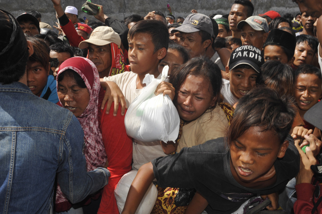 Sejumlah warga mengantre pembagian sedekah saat acara tradisi Panjang Mulud di Tanggul, Serang, Banten.