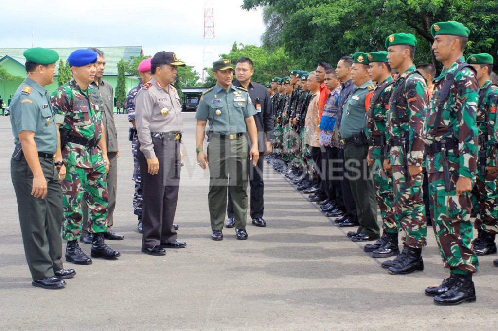 Kapolda NTT Brigjen Widyo Sunaryo memeriksa pasukan di Lapangan Korem 161/Wirasakti Kupang.