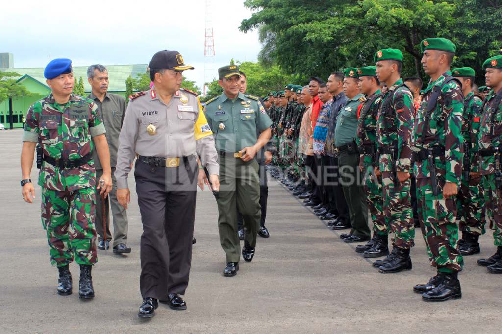 Kapolda NTT Brigjen Widyo Sunaryo memeriksa pasukan di Lapangan Korem 161/Wirasakti Kupang.