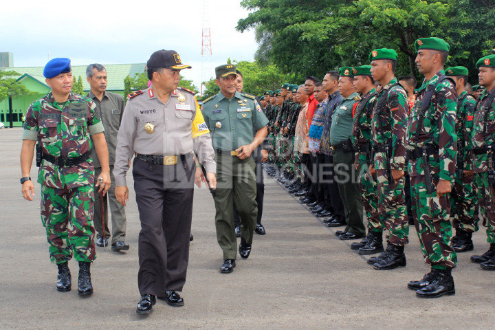 Kapolda NTT Brigjen Widyo Sunaryo memeriksa pasukan di Lapangan Korem 161/Wirasakti Kupang.