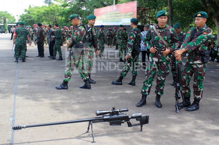 Pasukan TNI bersiap mengikuti apel kesiapan operasional pasukan di Lapangan Korem 161/Wirasakti Kupang.