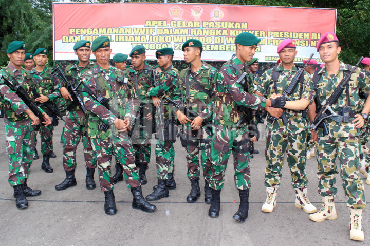 Pasukan TNI bersiap mengikuti apel kesiapan operasional pasukan di Lapangan Korem 161/Wirasakti Kupang.