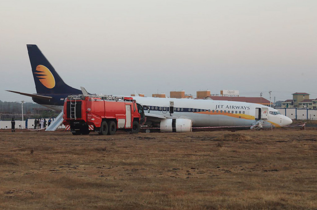 Pesawat Jet Airways tergelincir saat akan lepas landas di Goa, Selasa (27/12/2016) pagi waktu setempat. 