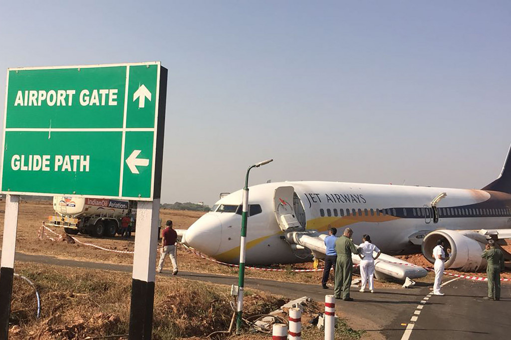 Pesawat dengan nomor penerbangan 9W 2374 akan terbang ke kota Mumbai.